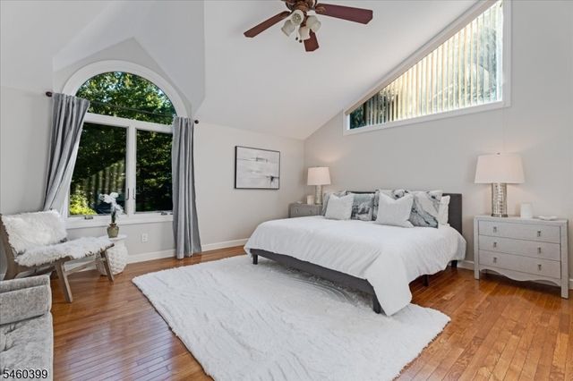 2 Round Hill Ter, Kinnelon Boro, NJ 07405
