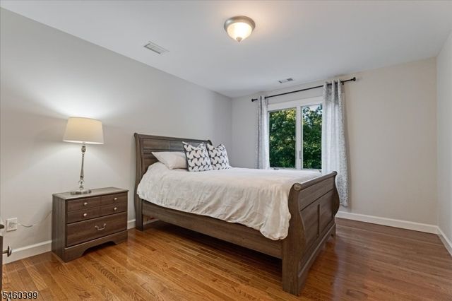 2 Round Hill Ter, Kinnelon Boro, NJ 07405