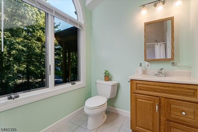 2 Round Hill Ter, Kinnelon Boro, NJ 07405