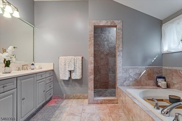 2 Round Hill Ter, Kinnelon Boro, NJ 07405