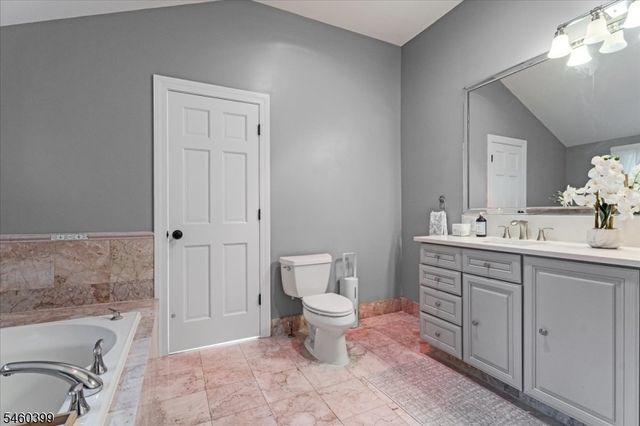 2 Round Hill Ter, Kinnelon Boro, NJ 07405