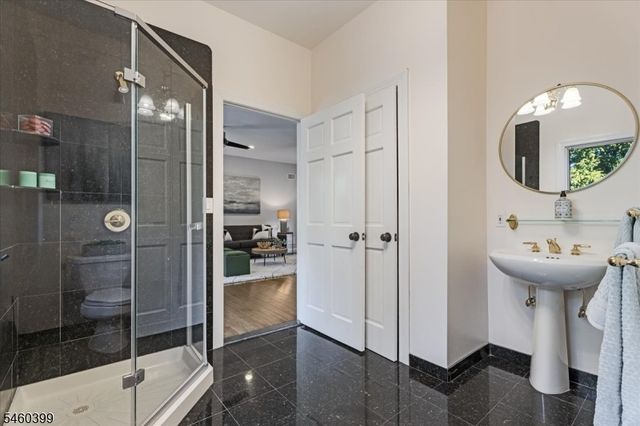 2 Round Hill Ter, Kinnelon Boro, NJ 07405