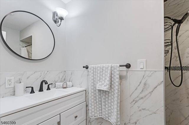 2 Round Hill Ter, Kinnelon Boro, NJ 07405