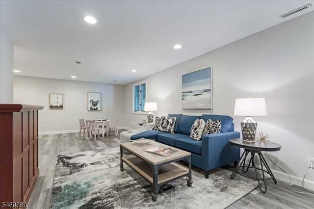 2 Round Hill Ter, Kinnelon Boro, NJ 07405