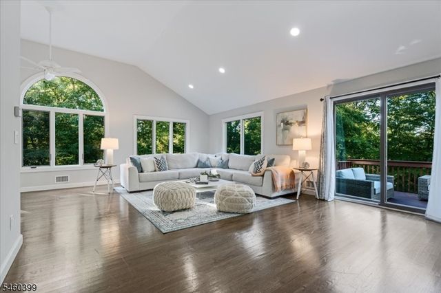 2 Round Hill Ter, Kinnelon Boro, NJ 07405