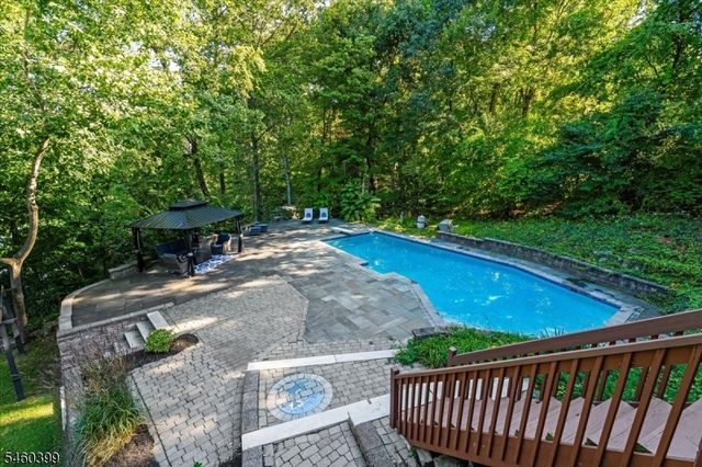 2 Round Hill Ter, Kinnelon Boro, NJ 07405