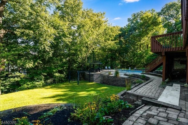 2 Round Hill Ter, Kinnelon Boro, NJ 07405