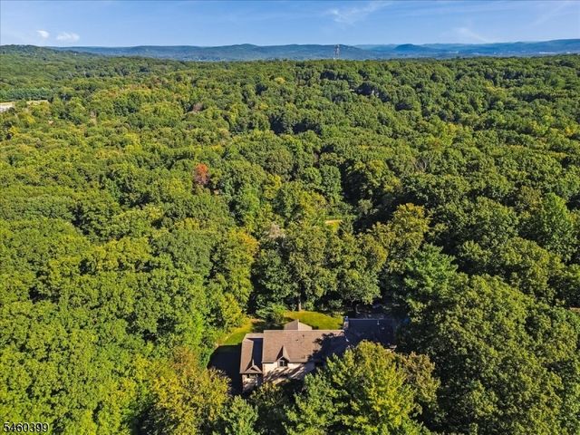 2 Round Hill Ter, Kinnelon Boro, NJ 07405