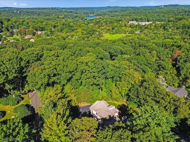 2 Round Hill Ter, Kinnelon Boro, NJ 07405
