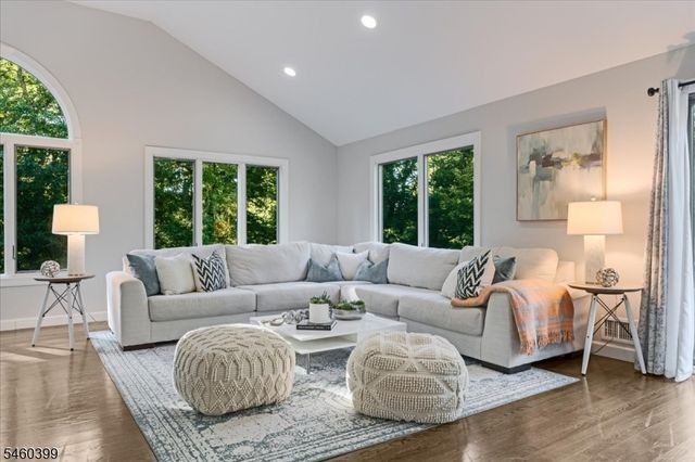 2 Round Hill Ter, Kinnelon Boro, NJ 07405