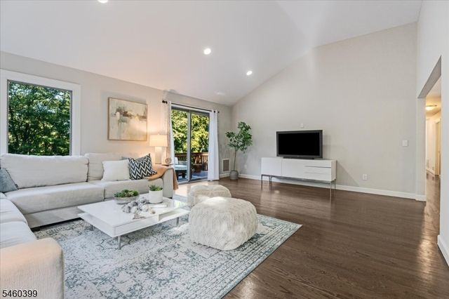 2 Round Hill Ter, Kinnelon Boro, NJ 07405