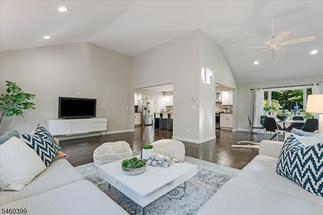 2 Round Hill Ter, Kinnelon Boro, NJ 07405