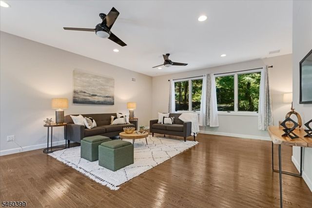 2 Round Hill Ter, Kinnelon Boro, NJ 07405