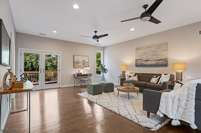 2 Round Hill Ter, Kinnelon Boro, NJ 07405