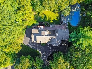 2 Round Hill Ter, Kinnelon Boro, NJ 07405