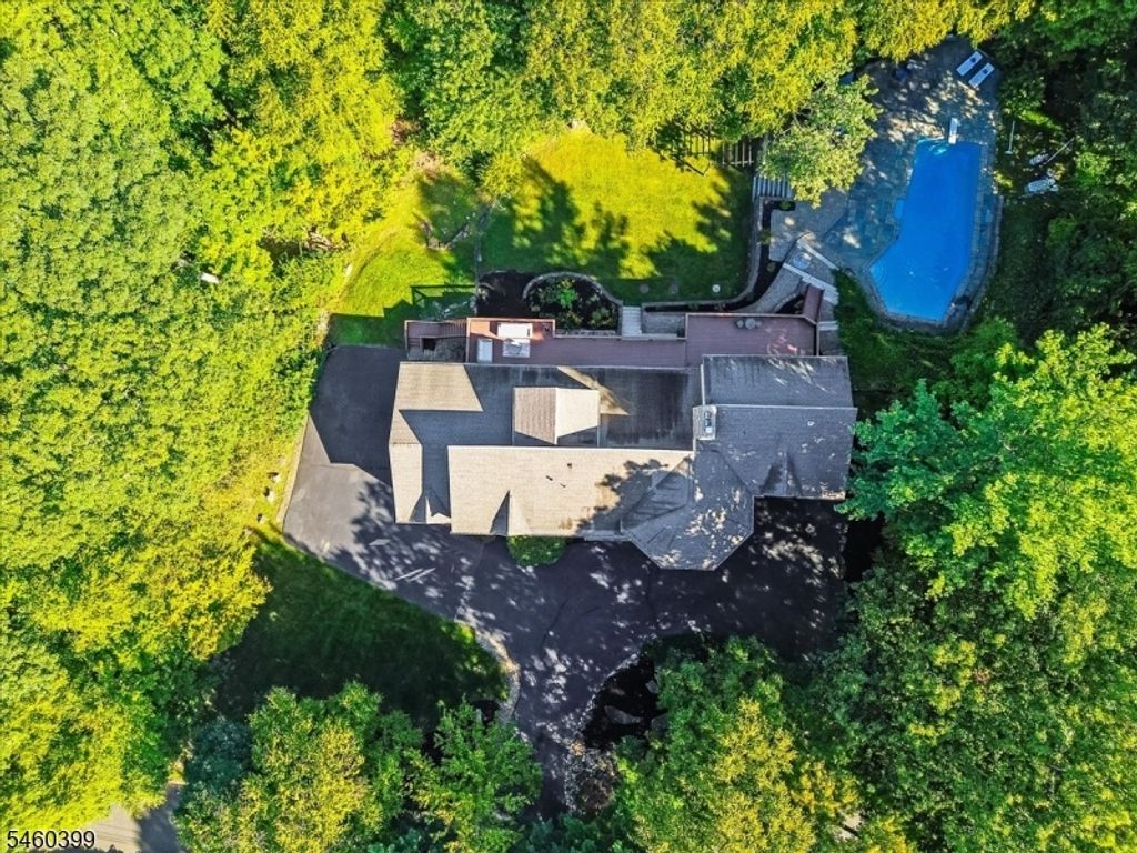 2 Round Hill Ter, Kinnelon Boro, NJ 07405