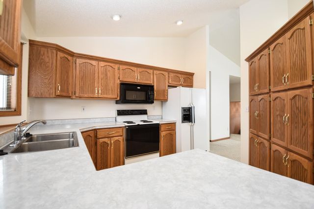 1807 33rd Street S, Moorhead, MN 56560