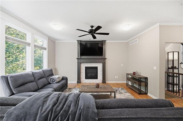 5805 Thousand Oaks Drive, Parkville, MO 64152
