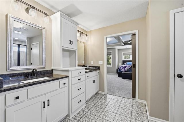 5805 Thousand Oaks Drive, Parkville, MO 64152