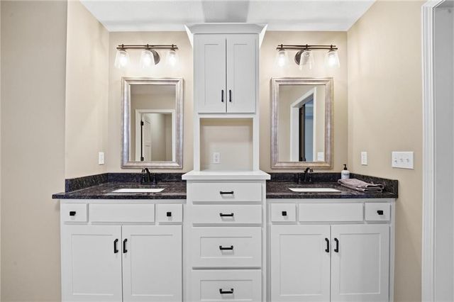 5805 Thousand Oaks Drive, Parkville, MO 64152