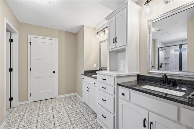 5805 Thousand Oaks Drive, Parkville, MO 64152