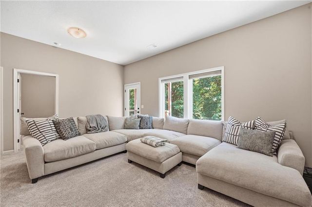 5805 Thousand Oaks Drive, Parkville, MO 64152