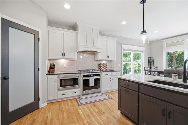 5805 Thousand Oaks Drive, Parkville, MO 64152