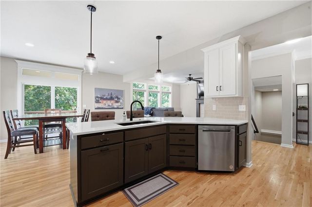 5805 Thousand Oaks Drive, Parkville, MO 64152