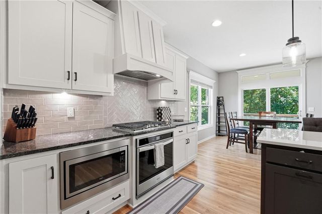 5805 Thousand Oaks Drive, Parkville, MO 64152