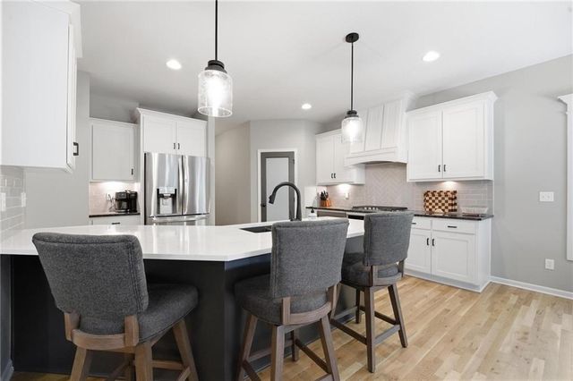 5805 Thousand Oaks Drive, Parkville, MO 64152