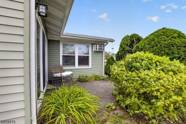 484 Fairton Dr, Monroe Twp., NJ 08831