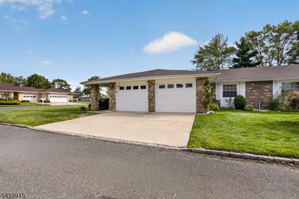484 Fairton Dr, Monroe Twp., NJ 08831