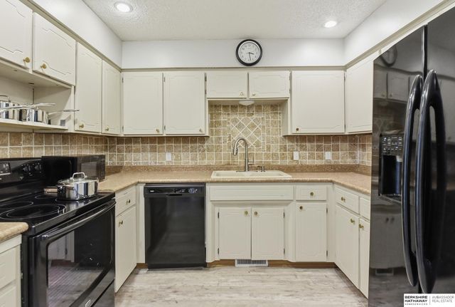 9630 Southby Plaza, Omaha, NE 68124