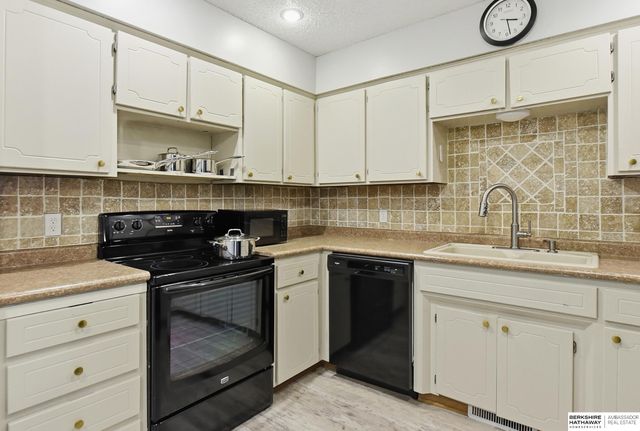 9630 Southby Plaza, Omaha, NE 68124