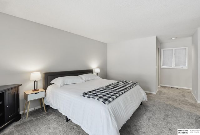 9630 Southby Plaza, Omaha, NE 68124