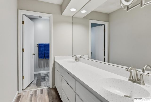 9630 Southby Plaza, Omaha, NE 68124