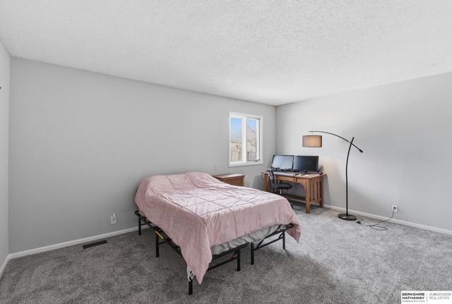 9630 Southby Plaza, Omaha, NE 68124