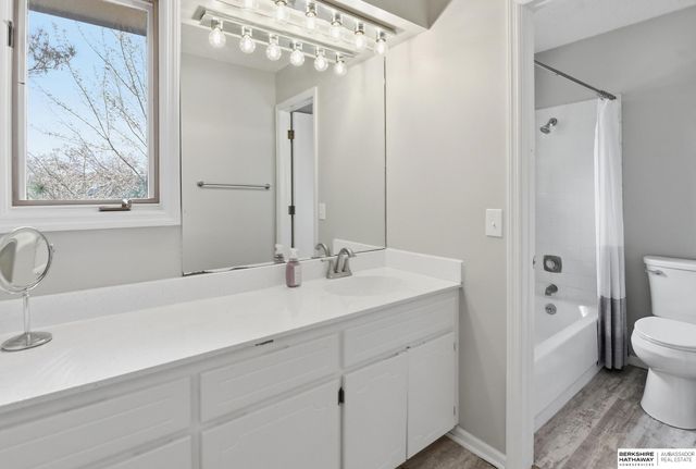 9630 Southby Plaza, Omaha, NE 68124