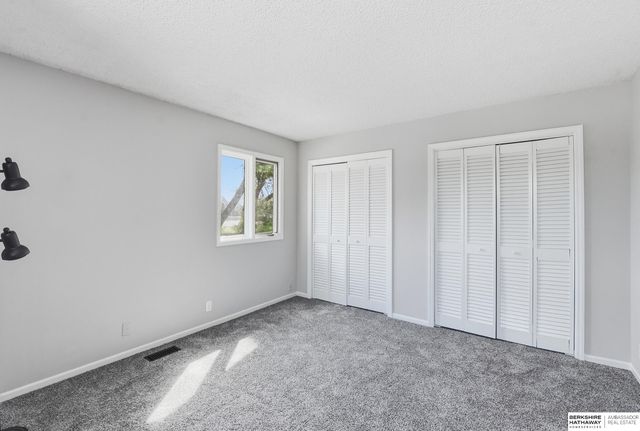 9630 Southby Plaza, Omaha, NE 68124