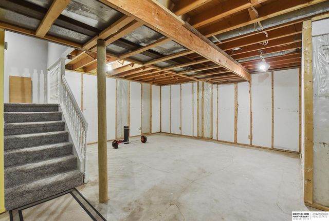 9630 Southby Plaza, Omaha, NE 68124
