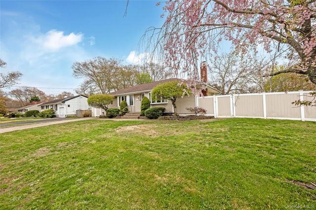 2 Seley Cross, Islip Terrace, NY 11752