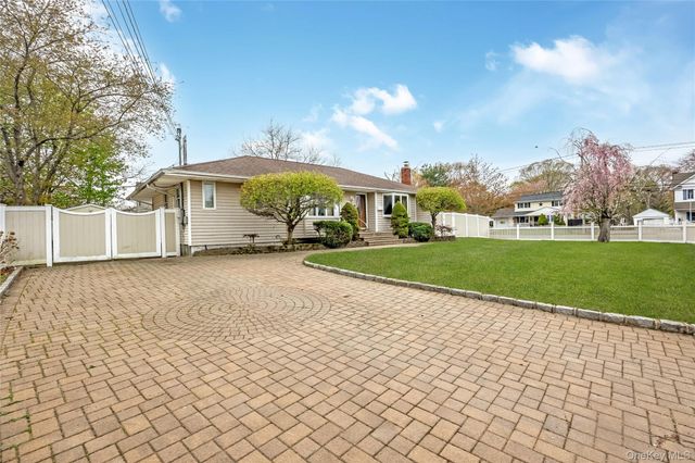 2 Seley Cross, Islip Terrace, NY 11752