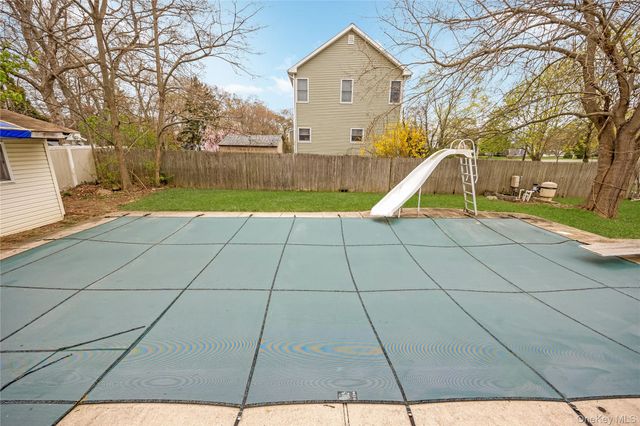 2 Seley Cross, Islip Terrace, NY 11752