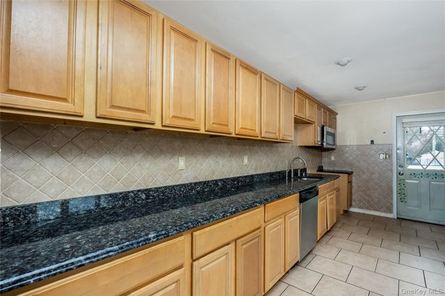 2 Seley Cross, Islip Terrace, NY 11752