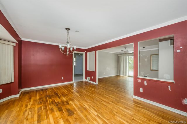 2 Seley Cross, Islip Terrace, NY 11752