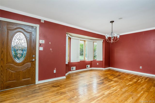 2 Seley Cross, Islip Terrace, NY 11752