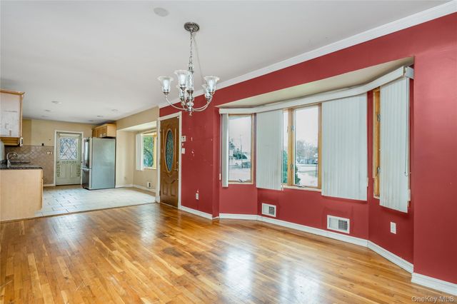 2 Seley Cross, Islip Terrace, NY 11752
