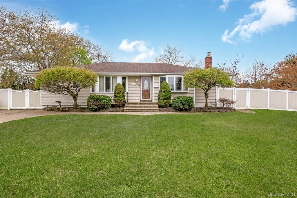 2 Seley Cross, Islip Terrace, NY 11752