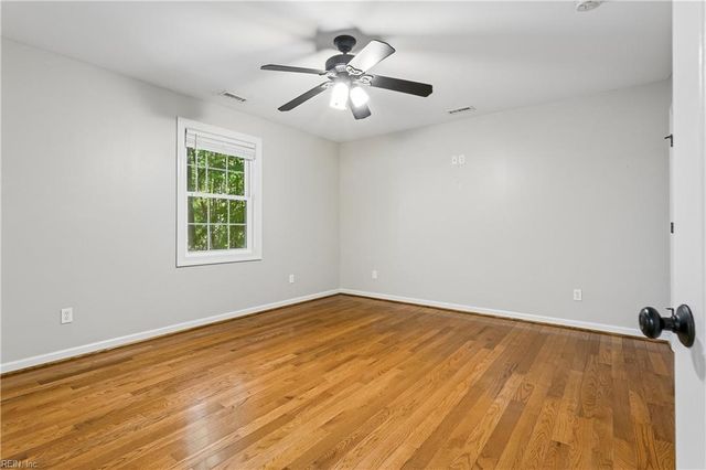 4497 Backwoods LN, Hayes, VA 23072