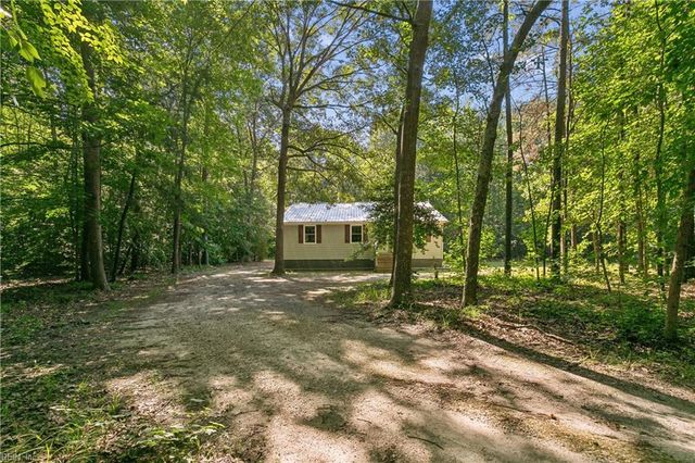 4497 Backwoods LN, Hayes, VA 23072